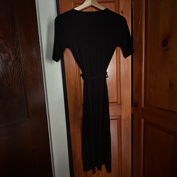 Black Forever 21 tie waist wrap midi dress - Picture 3 of 3